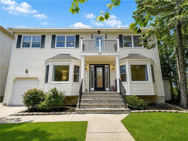  5 BR,  0.00 BTH &nbsp;Multi-family style home in Tottenville