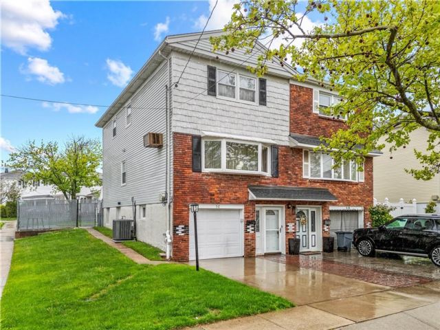  3 BR,  2.00 BTH &nbsp;Single family style home in Oakwood