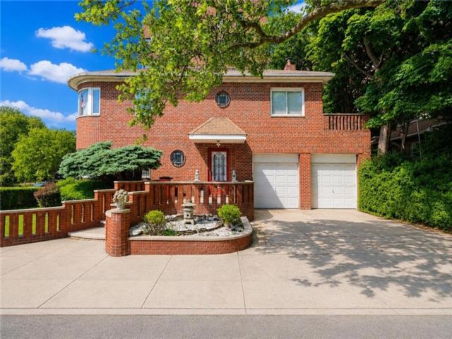  5 BR,  4.00 BTH &nbsp;Multi-family style home in Bay Ridge