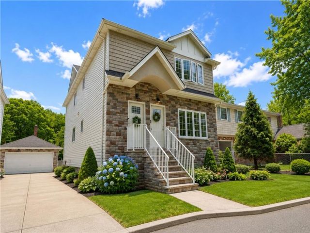  6 BR,  5.00 BTH &nbsp;Multi-family style home in Princess Bay