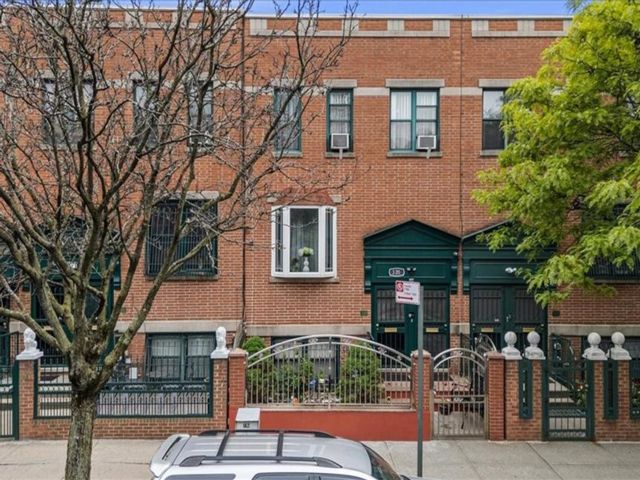  5 BR,  0.00 BTH &nbsp;Multi-family style home in Bedford Stuyvesant