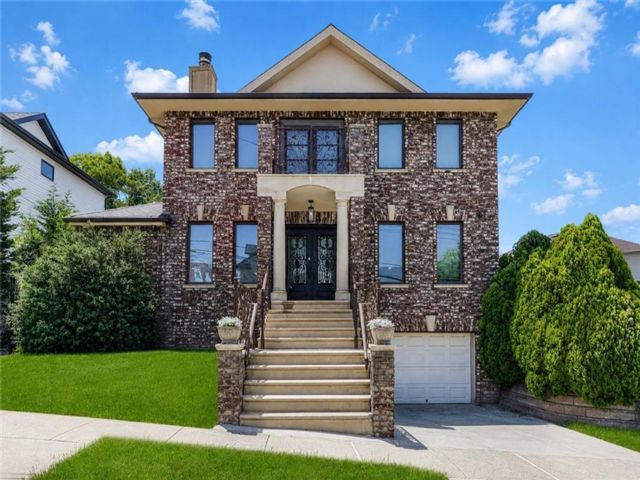  4 BR,  3.00 BTH &nbsp;Single family style home in Oakwood/New Dorp Beach
