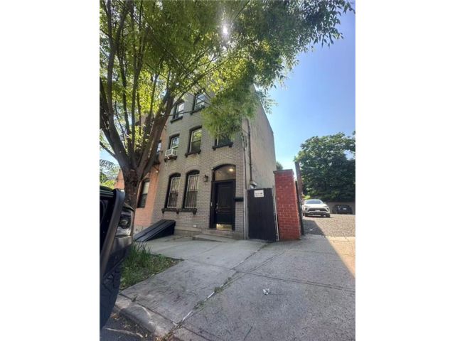  3 BR,  3.00 BTH &nbsp;Multi-family style home in St. George