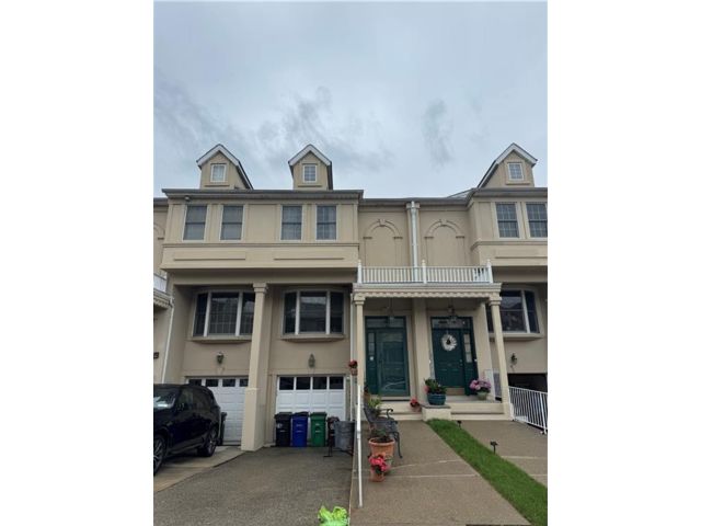  3 BR,  3.00 BTH &nbsp;Single family style home in Grasmere