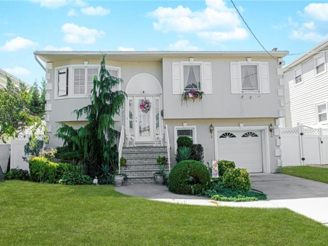  3 BR,  2.00 BTH &nbsp;Single family style home in Great Kill