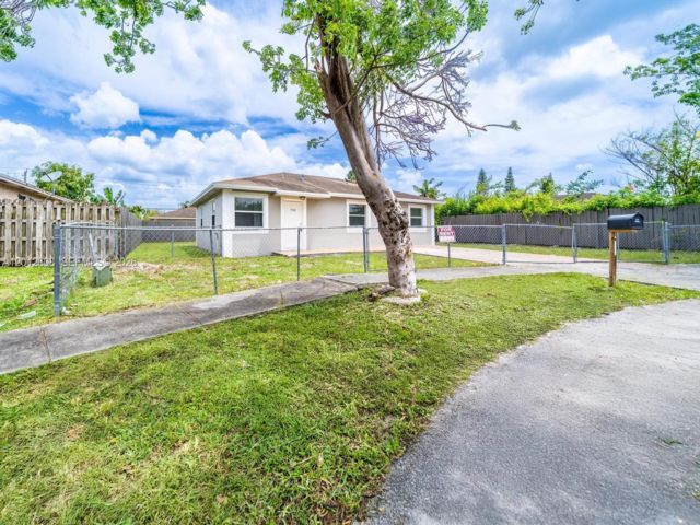  4 BR,  2.00 BTH &nbsp;Other style home in Florida City