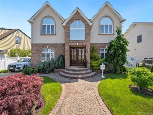  3 BR,  4.00 BTH &nbsp;Colonial style home in Flower Hill