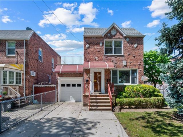  3 BR,  3.00 BTH &nbsp;Single family style home in Bath Beach