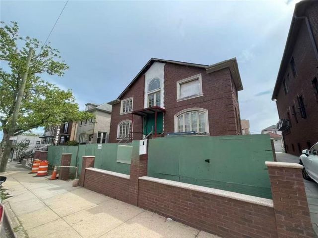  4 BR,  5.00 BTH &nbsp;Single family style home in Bensonhurst