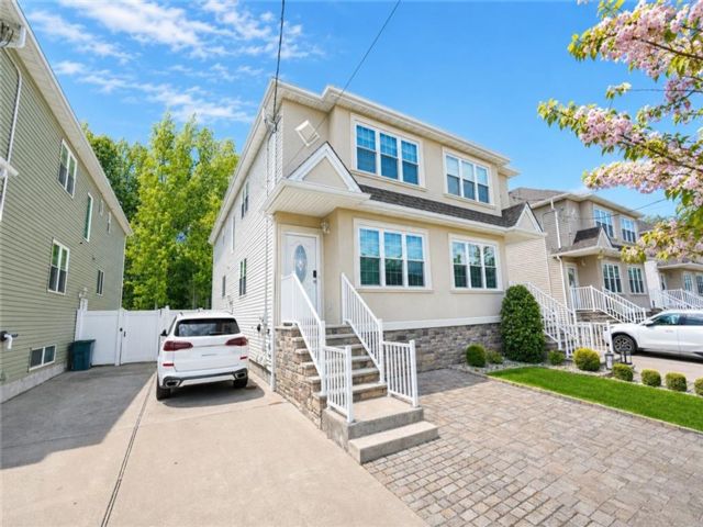  3 BR,  4.00 BTH &nbsp;Single family style home in Pleasant Plains