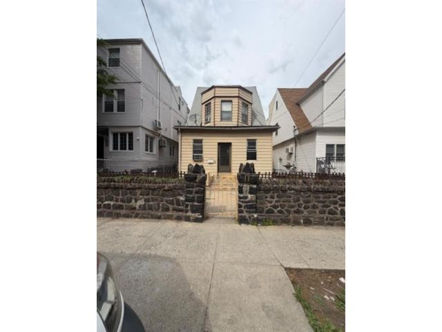 Studio,  0.00 BTH &nbsp;Multi-family style home in Boro-park