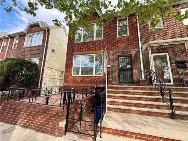  3 BR,  2.00 BTH &nbsp;Multi-family style home in Bensonhurst