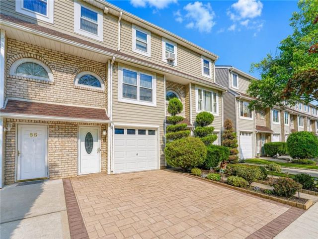  2 BR,  3.00 BTH &nbsp;Single family style home in Annadale