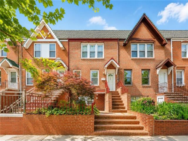  3 BR,  1.50 BTH &nbsp;Single family style home in Marine Park