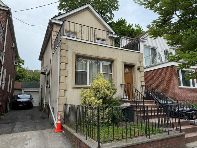  4 BR,  3.00 BTH &nbsp;Single family style home in Midwood