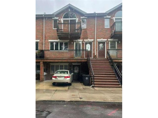  3 BR,  2.00 BTH &nbsp;Condominium style home in Bensonhurst