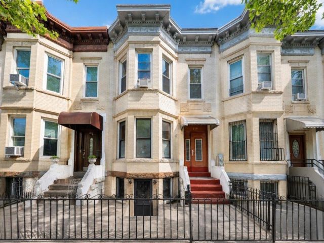  7 BR,  3.00 BTH &nbsp;Multi-family style home in Bay Ridge