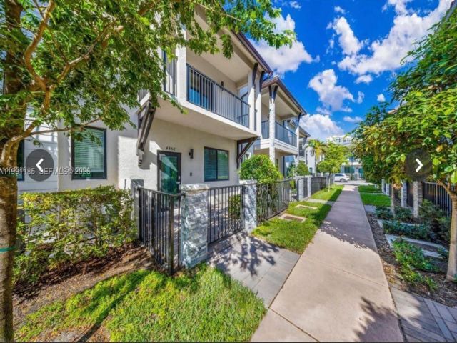  3 BR,  3.00 BTH &nbsp; style home in Medley