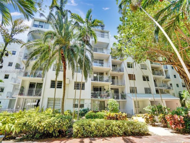  2 BR,  2.00 BTH &nbsp; style home in El Portal