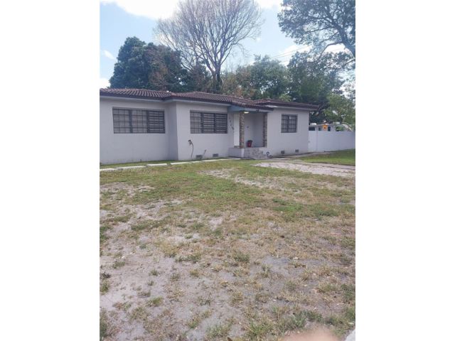  2 BR,  1.00 BTH &nbsp; style home in Miami