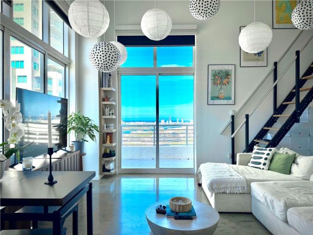  3 BR,  2.00 BTH &nbsp;Condo style home in Miami