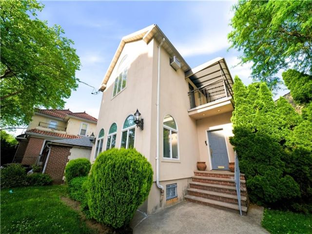  6 BR,  6.00 BTH &nbsp;Single family style home in Midwood