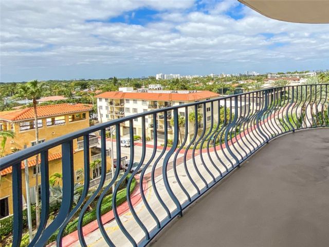  2 BR,  2.00 BTH &nbsp;Condo style home in Bal Harbour