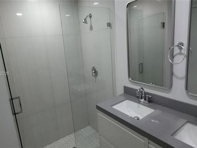 [PHOTO]