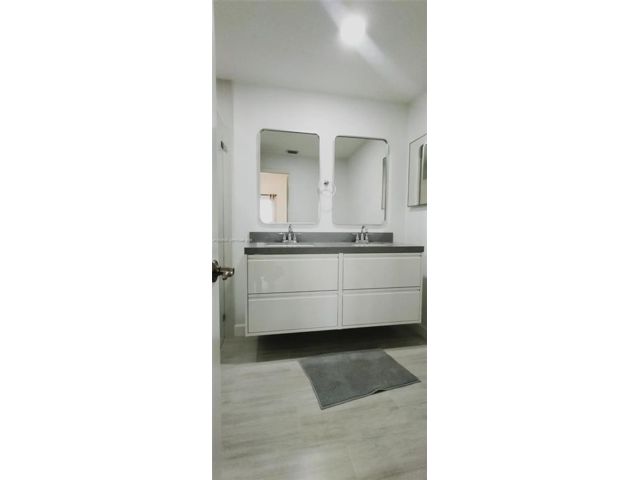[PHOTO]