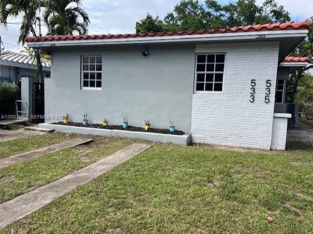 2 BR,  2.00 BTH &nbsp; style home in El Portal