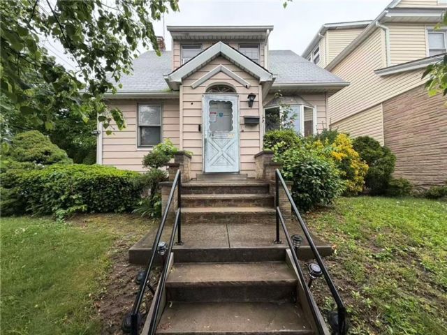  3 BR,  2.00 BTH &nbsp;Single family style home in Hillcrest