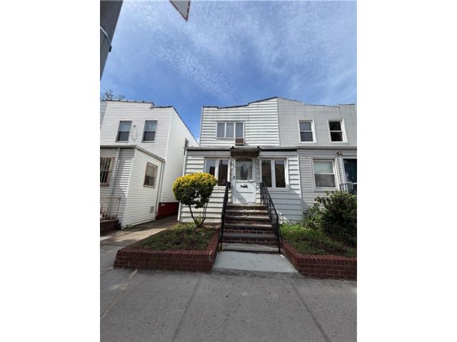  3 BR,  3.00 BTH &nbsp;Single family style home in Bay Ridge