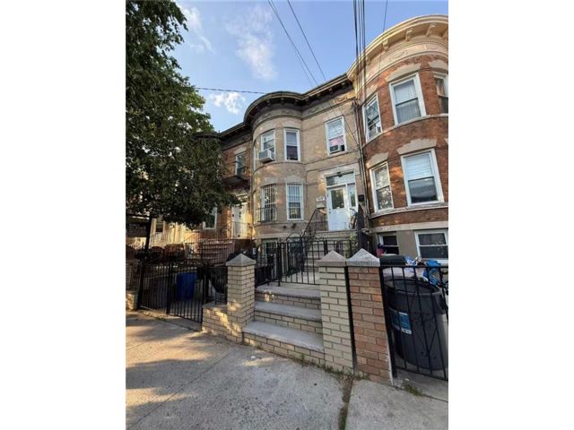  8 BR,  4.00 BTH &nbsp;Multi-family style home in Bensonhurst