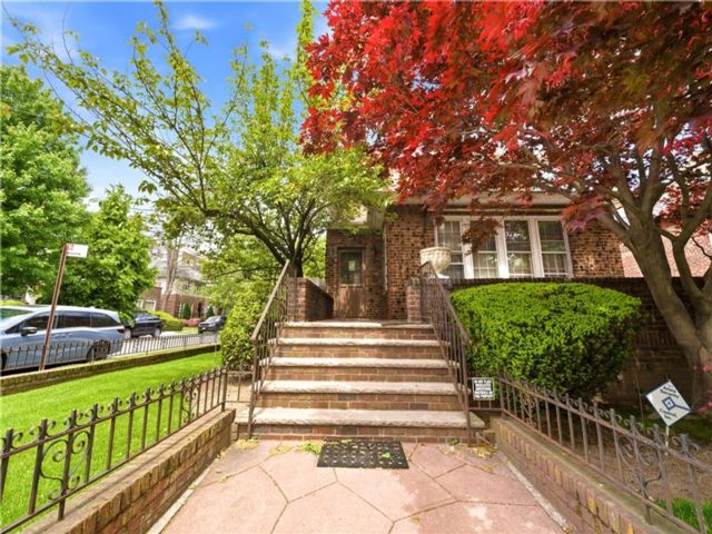  4 BR,  3.00 BTH &nbsp;Single family style home in Midwood