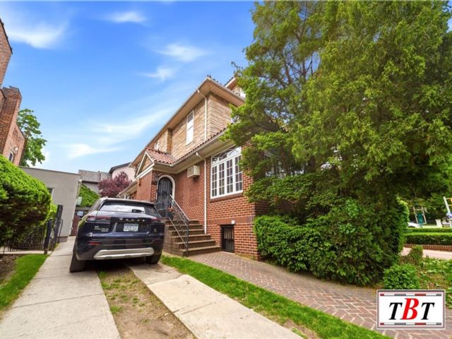  3 BR,  2.00 BTH &nbsp;Single family style home in Midwood