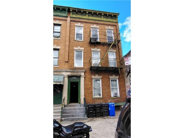 Studio,  6.00 BTH &nbsp;Multi-family style home in Sunset Park