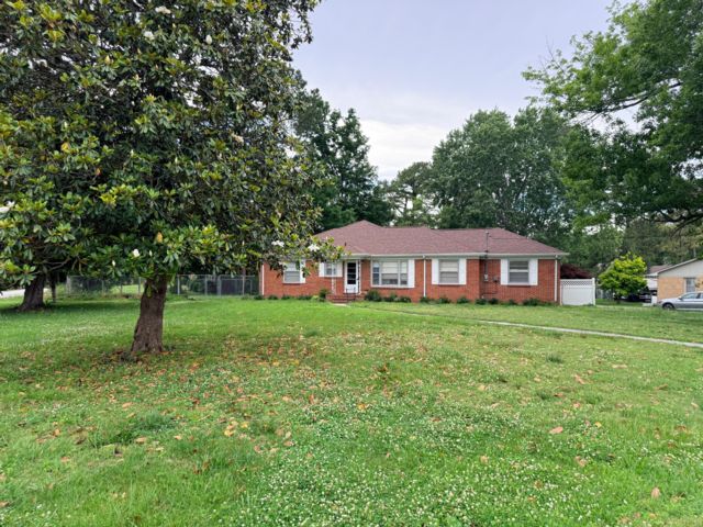  4 BR,  2.50 BTH &nbsp;Ranch style home in Lewisburg