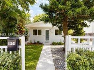  3 BR,  2.00 BTH &nbsp;Contemporary style home in Coconut Grove