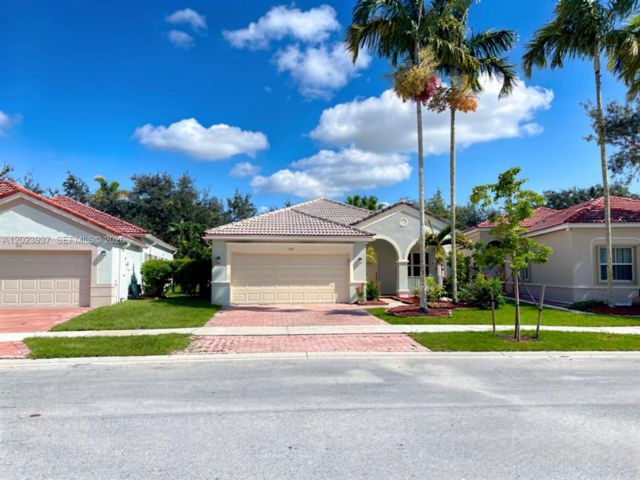  3 BR,  2.00 BTH &nbsp; style home in Weston