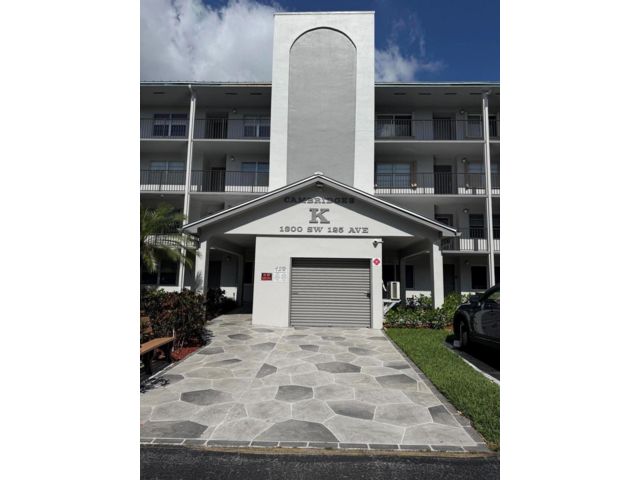  2 BR,  2.00 BTH &nbsp; style home in Pembroke Pines