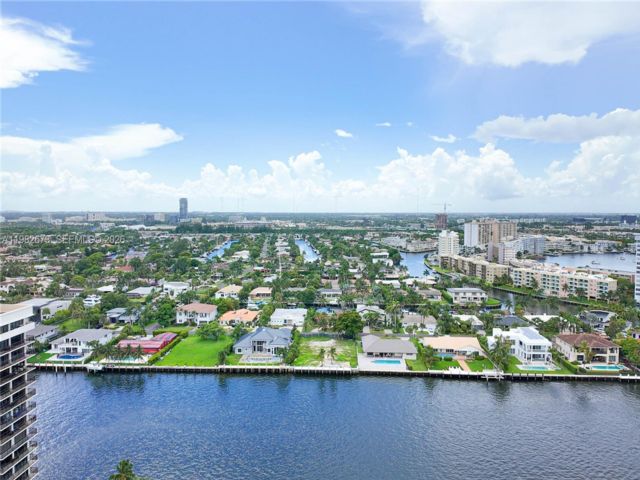  3 BR,  2.50 BTH &nbsp;Condo style home in Hallandale Beach
