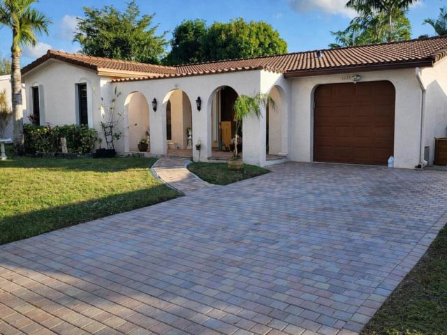  4 BR,  2.00 BTH &nbsp; style home in Plantation