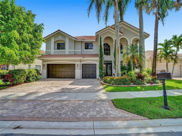  5 BR,  4.00 BTH &nbsp; style home in Weston