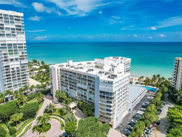  3 BR,  2.00 BTH &nbsp; style home in Key Biscayne