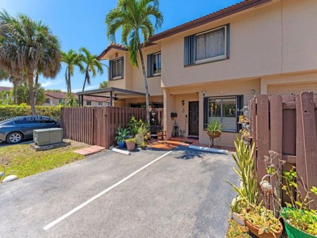  3 BR,  2.50 BTH &nbsp;Townhouse style home in Miami
