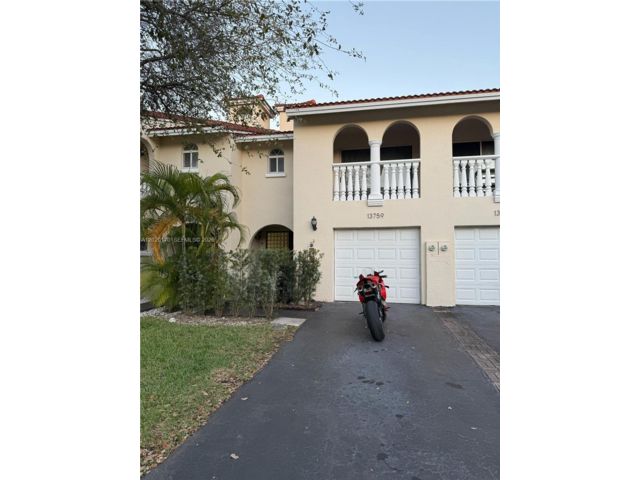  3 BR,  2.50 BTH &nbsp;Townhouse style home in Miami