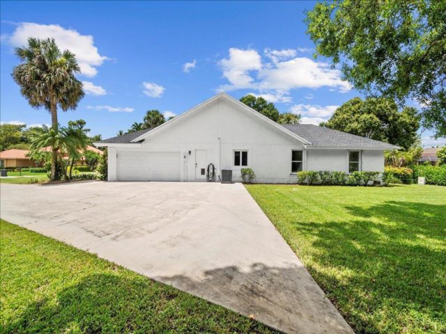  4 BR,  2.50 BTH &nbsp; style home in Wellington