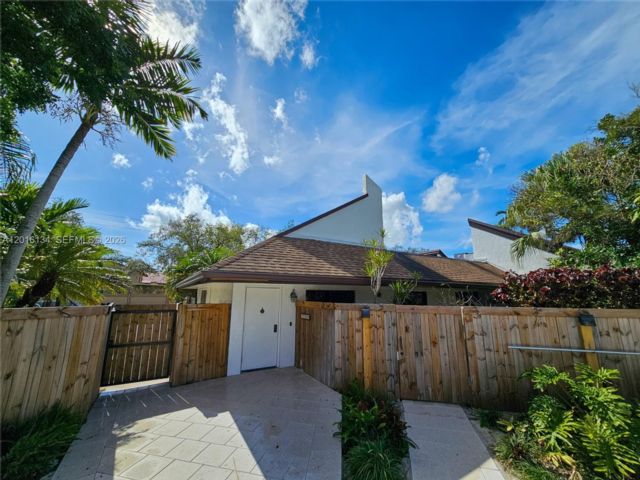  2 BR,  2.00 BTH &nbsp;Townhouse style home in Miami