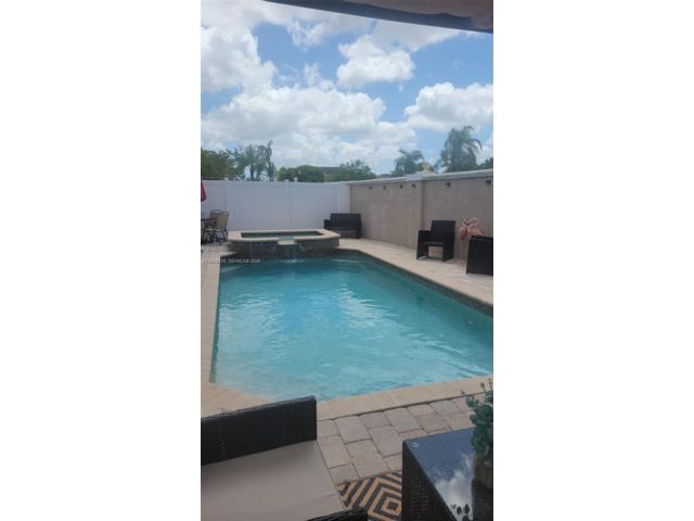  3 BR,  2.00 BTH &nbsp;Other style home in Miami