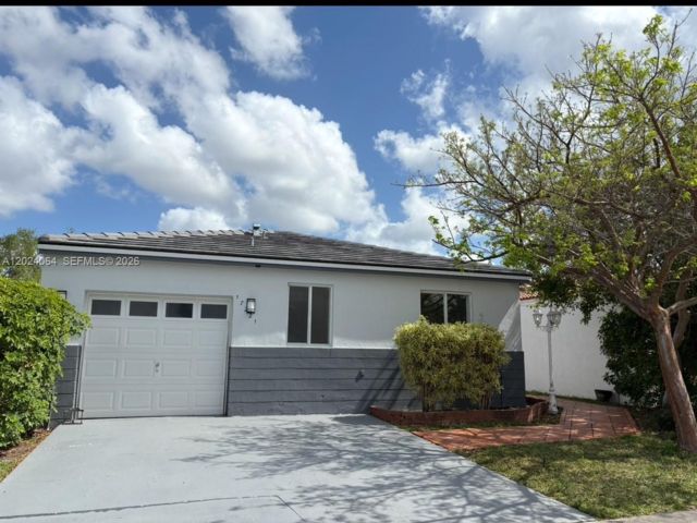  3 BR,  2.00 BTH &nbsp;Traditional style home in Miami